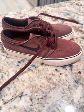 Nike Men’s Maroon Canvas Low-Top Sneakers with Black Swoosh